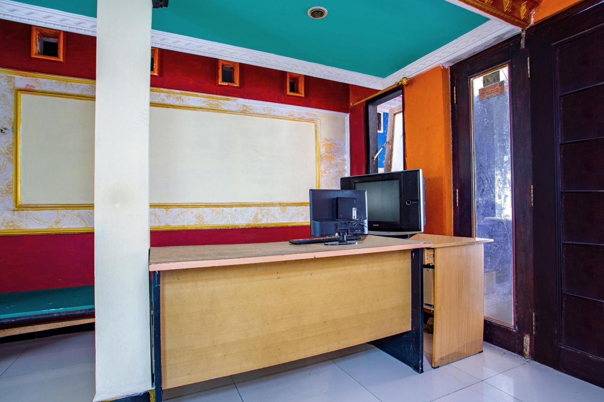Spot On 2473 Buana Jaya Guest House Cilacap Exterior foto