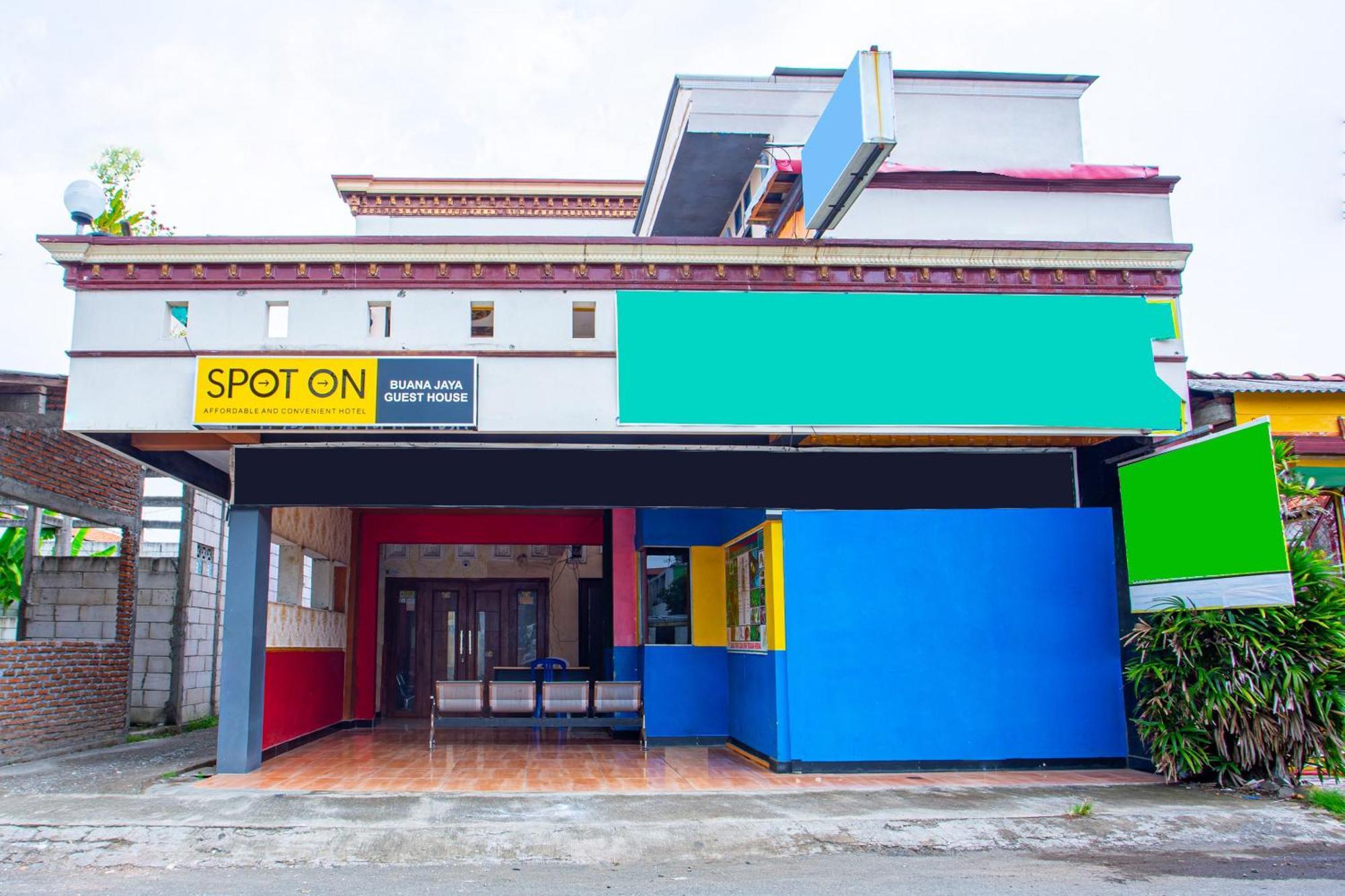 Spot On 2473 Buana Jaya Guest House Cilacap Exterior foto